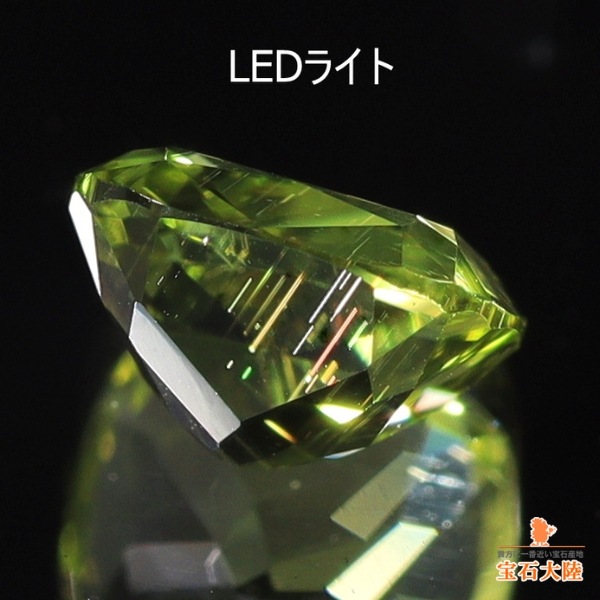 天然ペリドット 0.57ct 【隕石・レインボー】クッション パラサイト