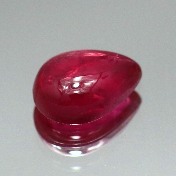 天然ルビー 0 55ct グリーンランド ペアシェイプカボション 証明書付