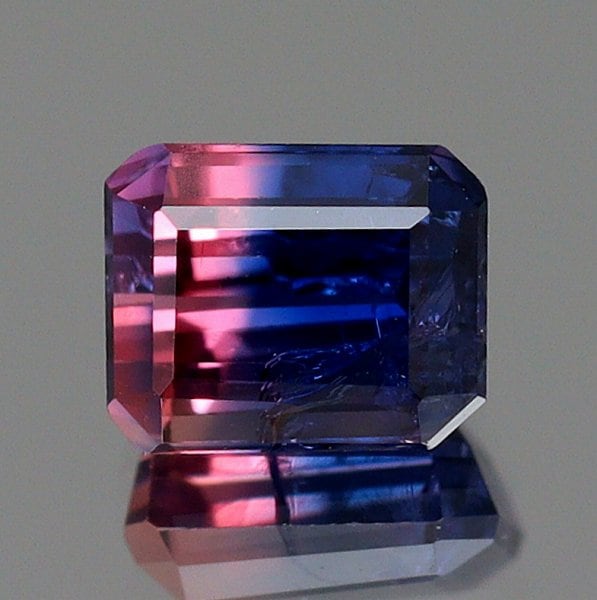 天然バイカラーサファイア リーフカービング 天然バイカラーサファイア リーフカービング 美術品