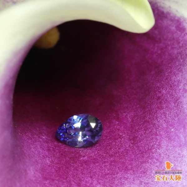 天然ベニトアイト 0.71ct 【魅惑的に煌めくブルー】ジェムクオリティー