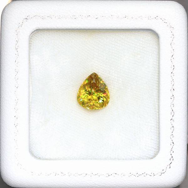 【天然スフェーン】4mm 天然スフェーン 0.84ct 【煌めくイエロー】 マダガスカル