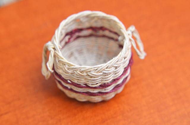 ★【販売終了】ミニチュア雑貨 カゴB(赤のライン) 作家：糟谷由美子さん [品番：26430][m-s]【ネコポス配送対応】