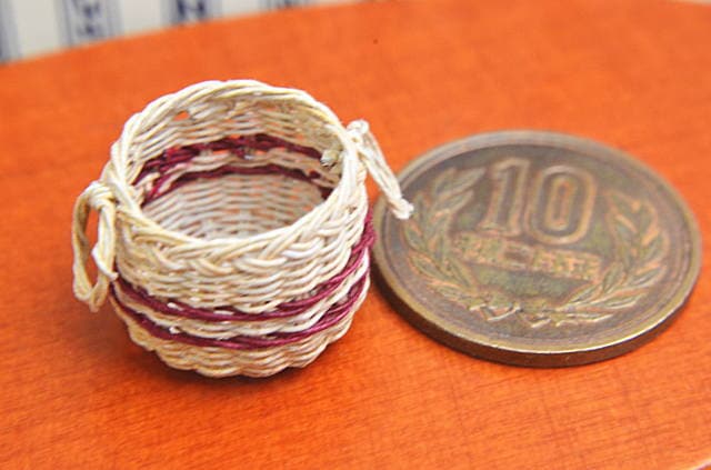 ★【販売終了】ミニチュア雑貨 カゴB(赤のライン) 作家：糟谷由美子さん [品番：26430][m-s]【ネコポス配送対応】