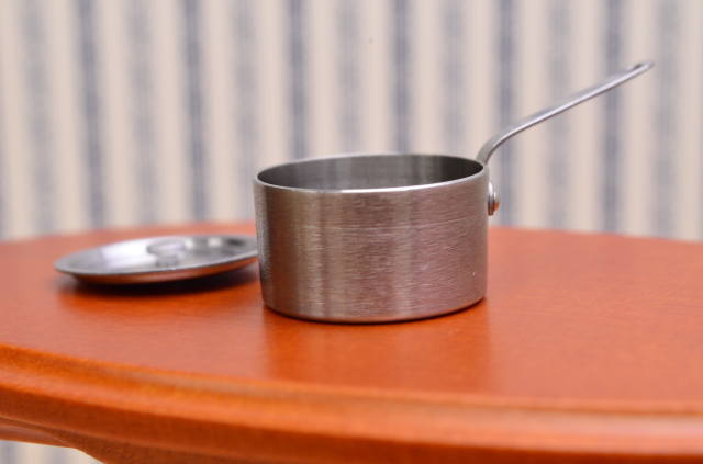 ★【販売終了】ミニチュア雑貨 ステンレス製 ふた付き片手鍋 (深型 直径20mm) 作家：ミニ厨房庵 河合行雄氏 [品番：26497][m-s]【ネコポス配送対応】