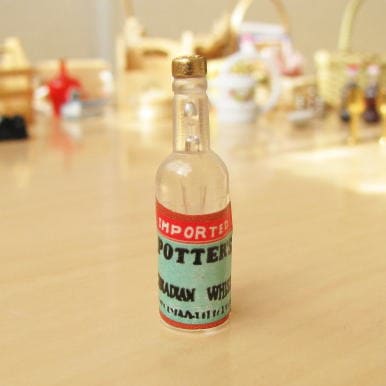ミニチュア雑貨 白のウイスキーボトル[ID51011][m-s]【ネコポス配送対応】【C】