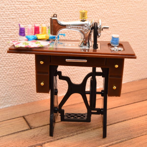 ミニチュア雑貨 ミシン 小物付き [HM110S] [m-s][imp]【 ネコポス不可 】