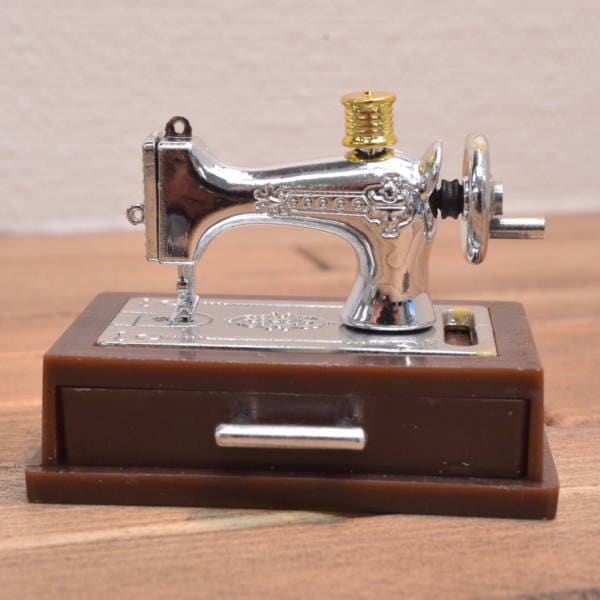 ミニチュア雑貨 銀のミシン プラスチック製 [HM44S] [m-s][imp] 【 ネコポス不可 】【C】