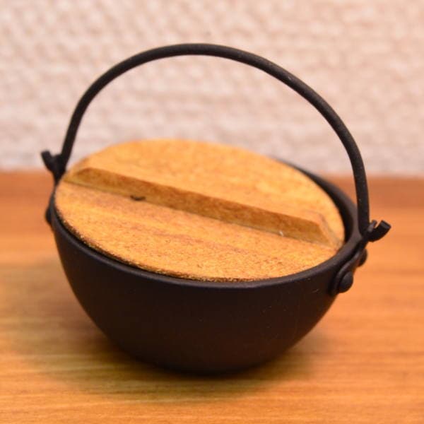 ミニチュア雑貨 囲炉裏鉄鍋 作家：ミニ厨房庵 河合行雄氏 [品番：27677