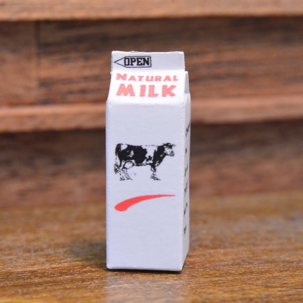 ミニチュアフード 牛乳パック(B) 作家：ミニチュア工房 利佳 さん [品番：28710] [m-s] 【ネコポス配送対応】