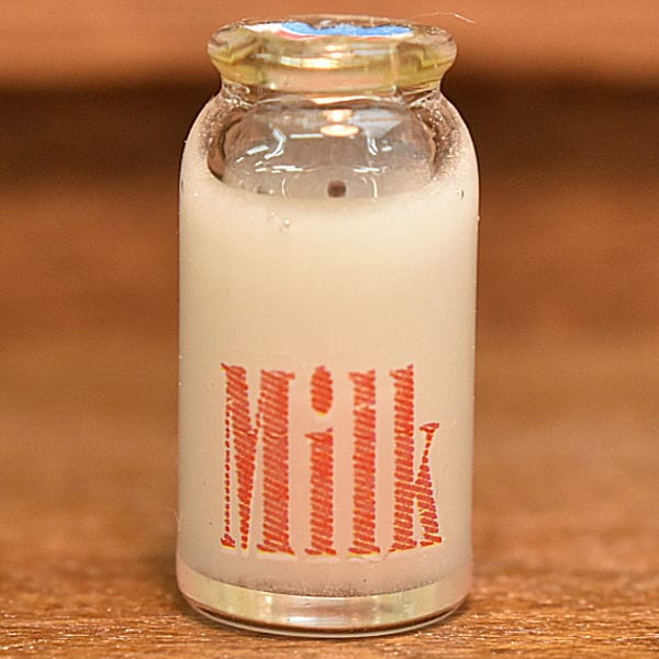 ミニチュアフード 牛乳瓶 作家：ミニチュア工房 利佳 さん [品番：31860][m-s]【ネコポス配送対応】