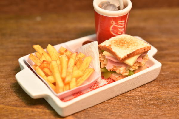 ミニチュアフード ファストフードトレー(4) [SM-TFF04] [m-s]※ロットによりトレーのマットの色が変更になる場合があります【 ネコポス不可 】【C】