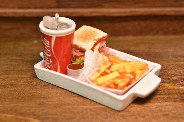 ミニチュアフード ファストフードトレー(4) [SM-TFF04] [m-s]※ロットによりトレーのマットの色が変更になる場合があります【 ネコポス不可 】【C】