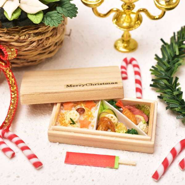 Xmas ミニチュアフード ちらし弁当 クリスマスver. [品番：33889] [ミニチュア作家 京都まめひろ×コラボ商品] 1/12スケール[m-s]【ネコポス配送対応】【C】