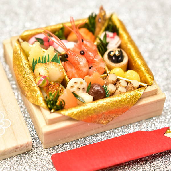 【展示のみ】【送料無料】ミニチュアフード おせち一段重 (白木) [品番：34359] [ミニチュア作家 京都まめひろ×コラボ商品] [m-s]【 ネコポス不可 】【C】