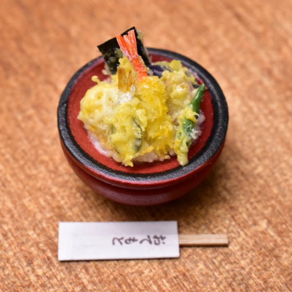 【展示のみ】ミニチュアフード 「特製天丼：(赤)」 作家：京都まめひろさん (1/12スケール) [品番：35706] [m-s]【 ネコポス不可 】【C】