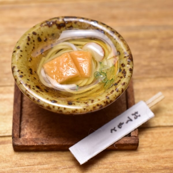 【展示のみ】ミニチュアフード きつねうどん 作家：京都まめひろさん (1/12スケール) [品番：38474] [m-s]【ネコポス配送対応】【C】