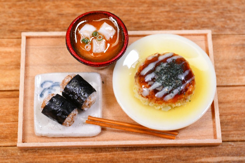 展示のみ】ミニチュアフード お好み焼き定食 作家:京都まめひろ 展示のみ】ミニチュアフード お好み焼き定食 作家:京都まめひろ