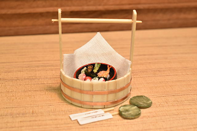 展示のみ】【送料無料】ミニチュアフード 「木製寿司桶入りお寿司 小皿