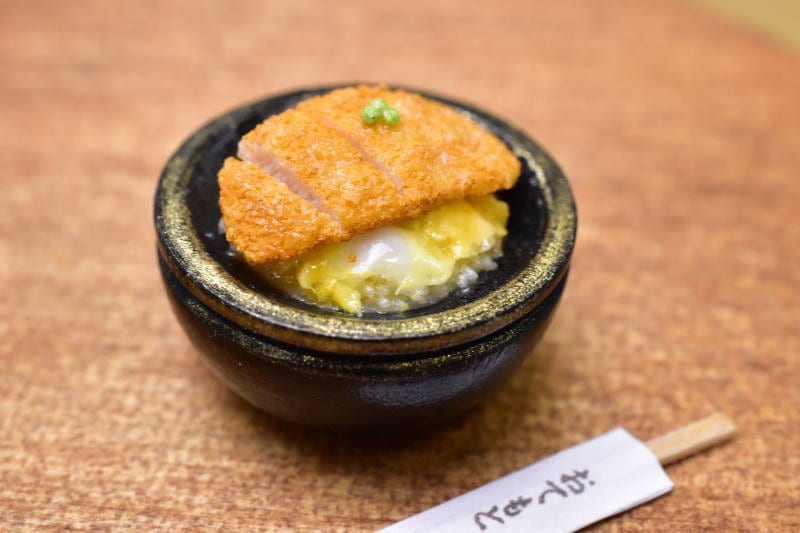 展示のみ】ミニチュアフード 「かつ丼：(黒)」 作家：京都まめひろさん