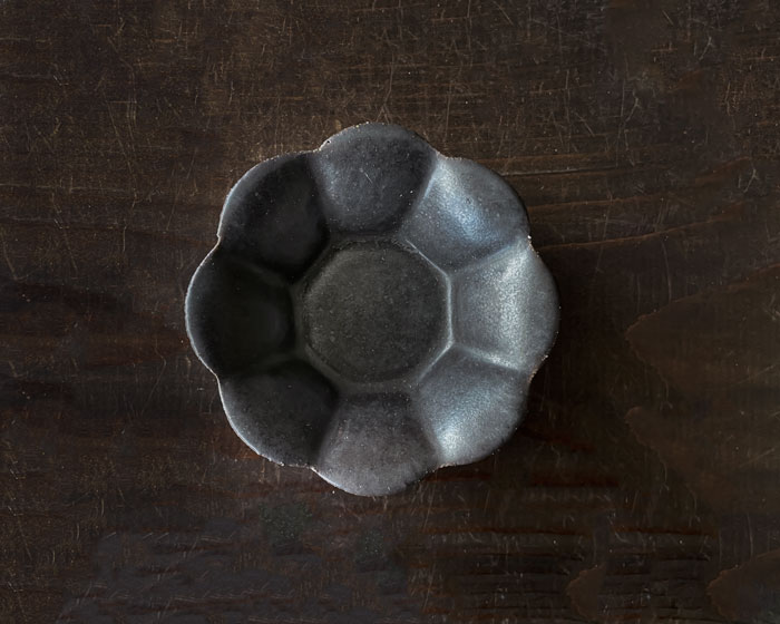 青柳憲儀 黒釉 輪花鉢 S