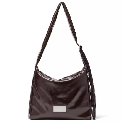 MATIN KIM 大容量 ショルダーバッグ EMBOSSED LOGO LEATHER