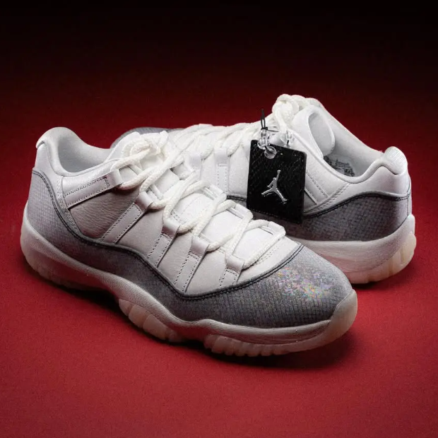 【美品未使用】NIKE AIR JORDAN 11 RETRO LOW AIR JORDAN 11 RETRO LOW - スニーカーショップSKIT