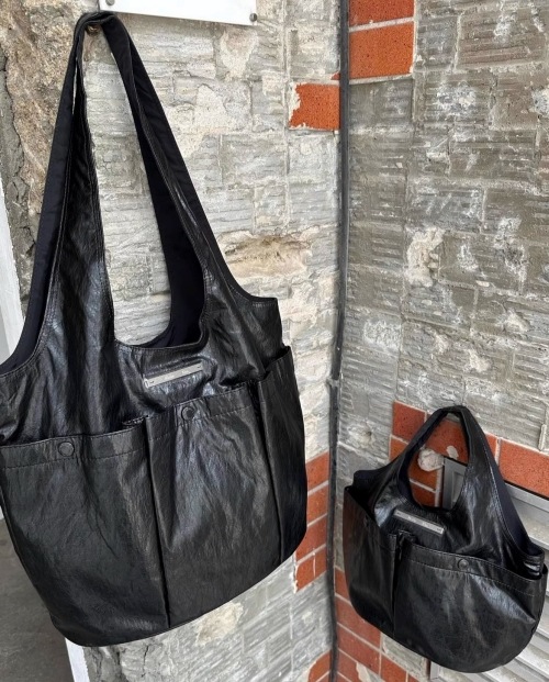 MATIN KIM 新作 トートバッグ TRIPLE POCKET WRINKLE SHOULDER BAG IN