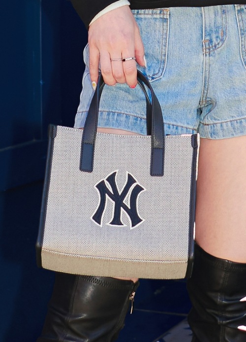 ☆韓国の人気☆【MLB】☆Basic Canvas Tote Ba.g☆ MLB Korea BASIC BIG LOGO CANVAS S TOTE BAG ショルダー トート