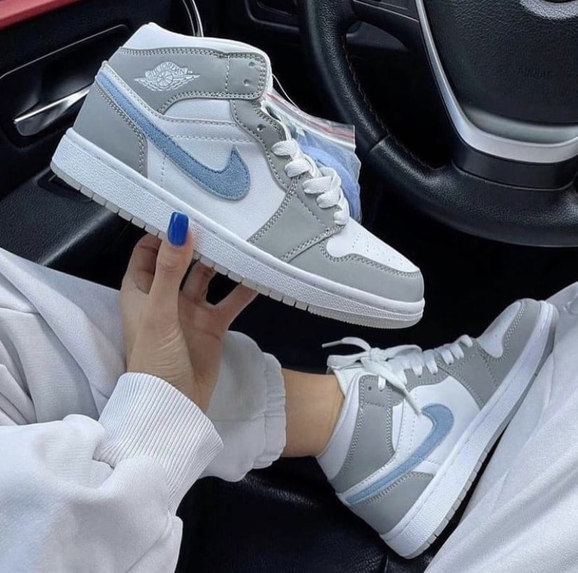 シューズ(女性用) Nike Women's Air Jordan1 Mid \"Wolf Grey\" ☆ナイキ☆ WMNS AIR JORDAN 1 MID 