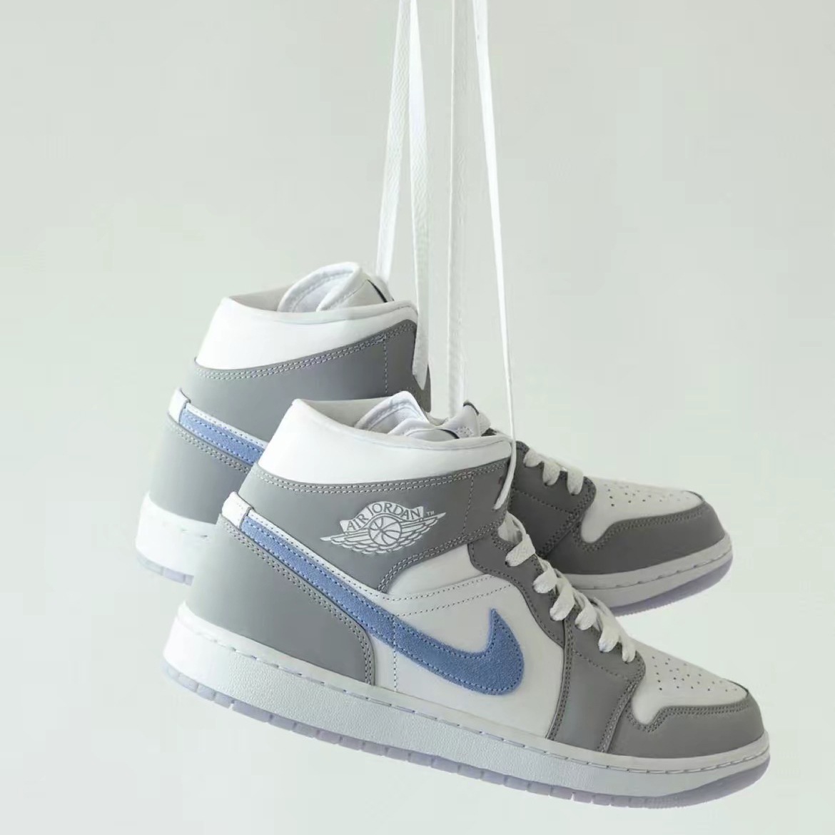 入手困難 Nike WMNS AIR JORDAN 1 MID WOLF GREY BQ6472-105｜MIRISE 