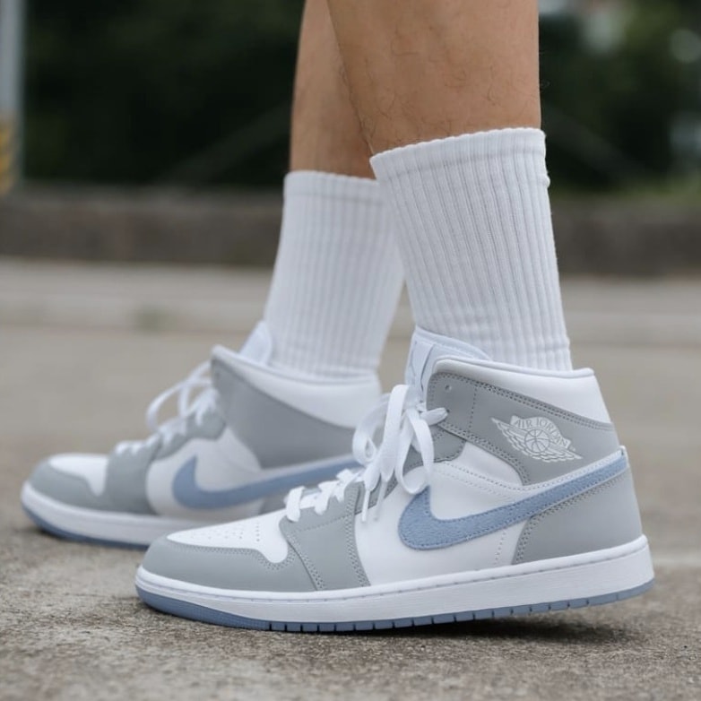 シューズ(女性用) Nike Women's Air Jordan1 Mid \"Wolf Grey\" Amazon.com | Nike Women's WMNS Air Jordan 1 Mid Wolf Grey