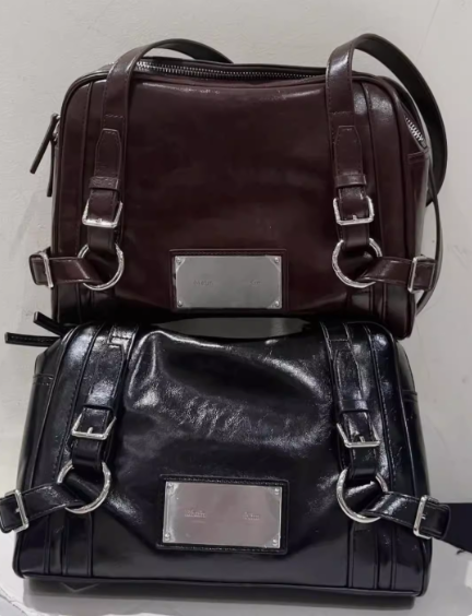 Metin Kim ブラックショルダーバッグ MATIN KIM ショルダーバッグ BIKER DETAIL SQUARE SHOULDER BAG