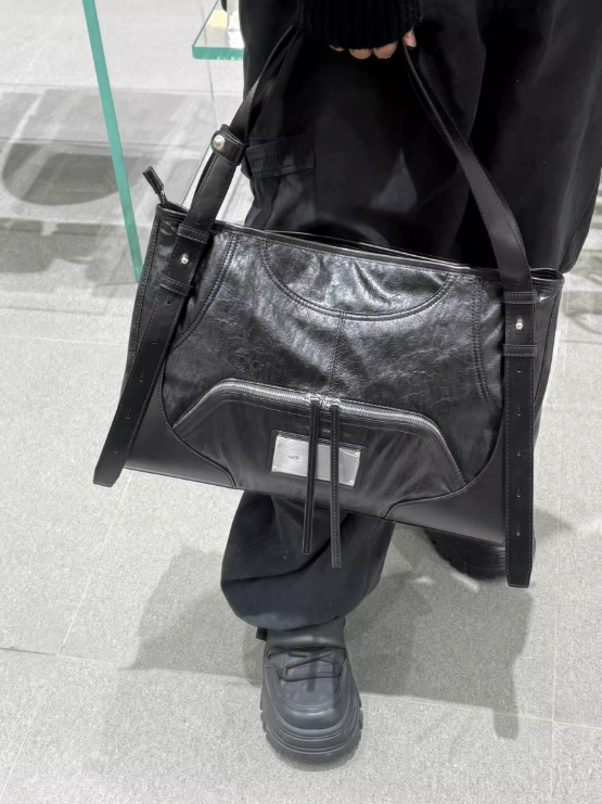 【Matin Kim】TWO WAY STRAP SQUARE BAG MUSINSA | MATIN KIM TWO WAY STRAP SQUARE BAG IN BLACK
