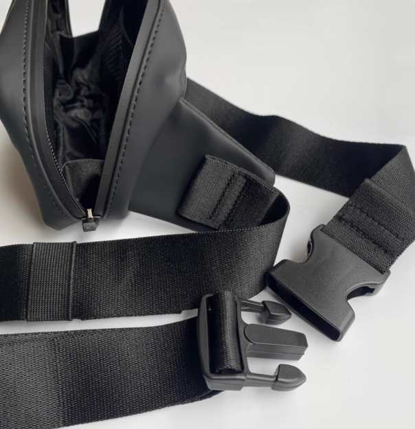 FOG] Fear Of God Essentials クロスボディバッグ Sling Bag Dark