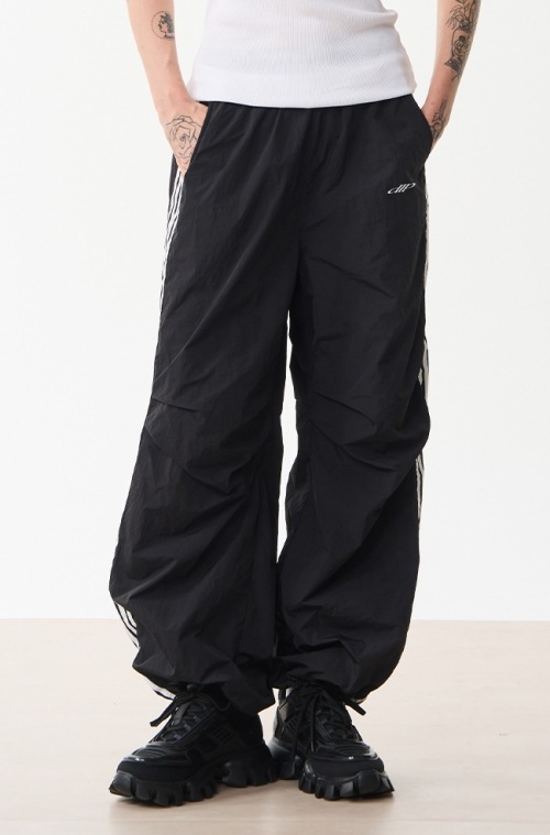 MODITEC フォーストライプ ワイド トラックパンツ｜MIRISE(ミライズ