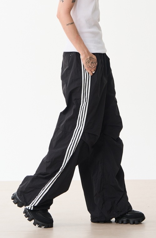 MODITEC フォーストライプ ワイド トラックパンツ｜MIRISE(ミライズ