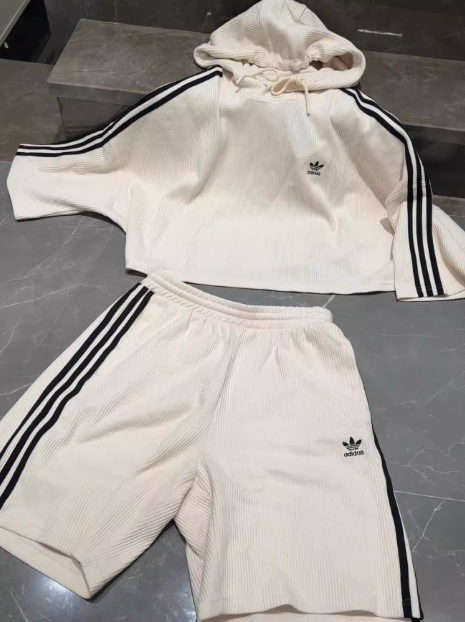 adidasクロップ パーカー ショーツセットアップ ワッフル生地 adidasクロップ パーカー ショーツセットアップ ワッフル生地 【公式通販】