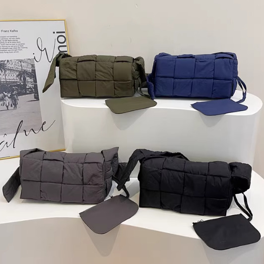 美品✨BOTTEGA VENETA ボディバッグ　グレージュ　レザー 美品 Bottega Veneta ボディバッグ イントレチャート レザー
