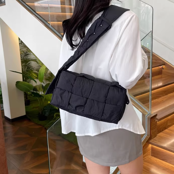 BOTTEGA VENETA パテッド イントレチャート クロスボディバッグ BOTTEGA VENETA (ボッテガ・ヴェネタ) イントレチャートレザー