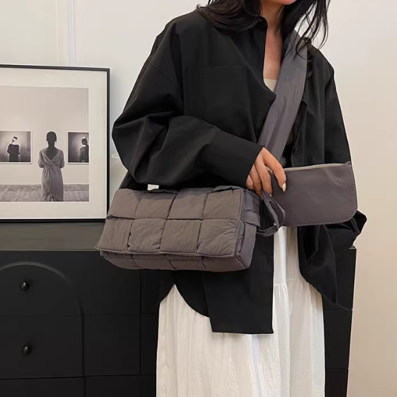 【最終値下げ・美品】BOTTEGA VENETA マイクロクロスボディバッグ 最終値下げ・美品】BOTTEGA VENETA マイクロクロスボディバッグ