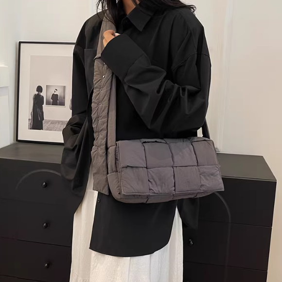 BOTTEGA VENETA ブラック クロスボディーバッグ ボッテガ風 イントレチャート クロスボディバッグ BOTTEGA