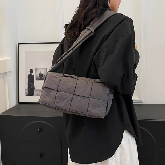 BOTTEGA VENETA ブラック☆クロスボディバッグ【関税込】 ボッテガ風 イントレチャート クロスボディバッグ BOTTEGA