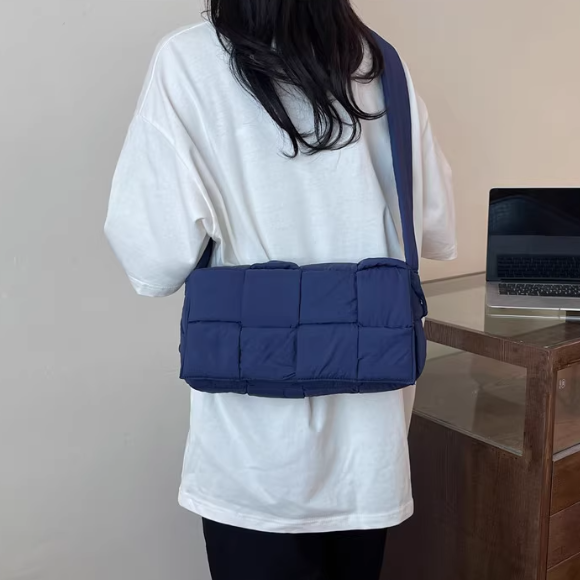 【最終値下げ・美品】BOTTEGA VENETA マイクロクロスボディバッグ 最終値下げ・美品】BOTTEGA VENETA マイクロクロスボディバッグ