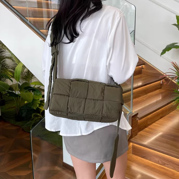 美品✨BOTTEGA VENETA ボディバッグ　グレージュ　レザー Bottega Veneta - ミニウォレス イントレチャート レザー