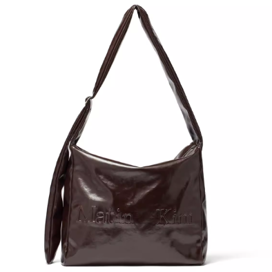 MATIN KIM 大容量 ショルダーバッグ EMBOSSED LOGO LEATHER