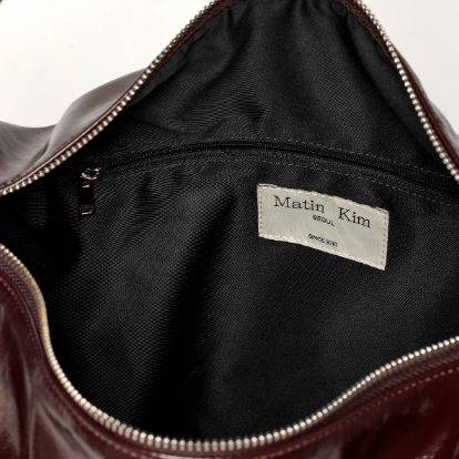 MATIN KIM 大容量 ショルダーバッグ EMBOSSED LOGO LEATHER