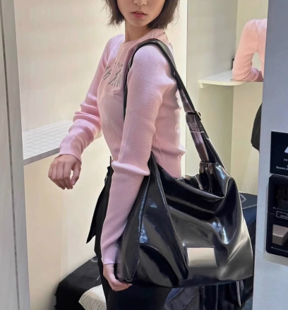 MATIN KIM 大容量 ショルダーバッグ EMBOSSED LOGO LEATHER