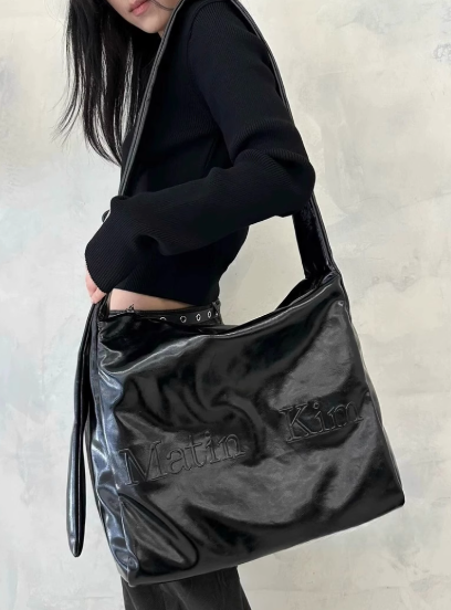 MATIN KIM 大容量 ショルダーバッグ EMBOSSED LOGO LEATHER