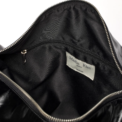 MATIN KIM 大容量 ショルダーバッグ EMBOSSED LOGO LEATHER