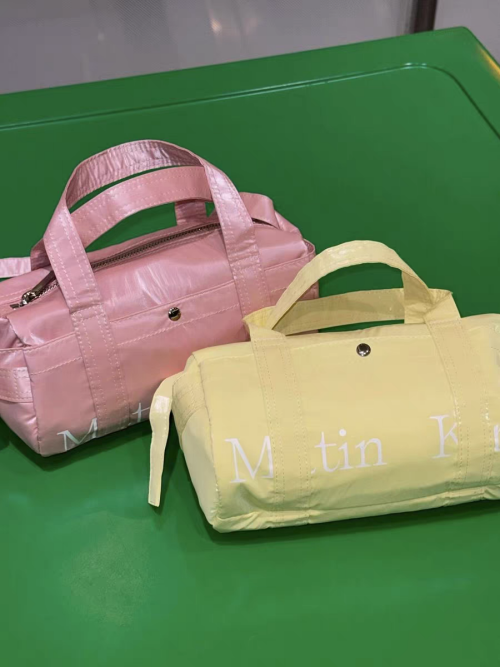 国内完売 MATIN KIM ダッフルバッグ GLOSSY LOGO SPORTY MINI